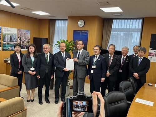 内閣府での要請活動.JPG