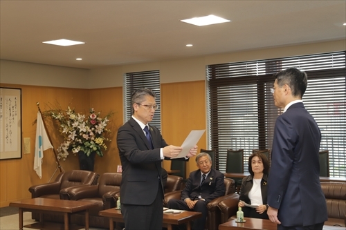 手交の様子.JPG