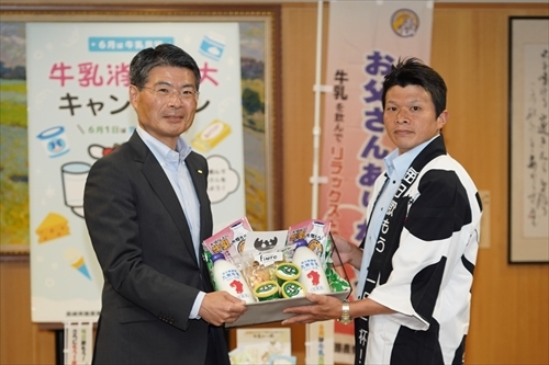 牛乳贈呈の様子.JPG