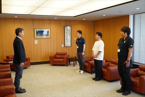 知事から派遣職員へ送り出し_R.JPG