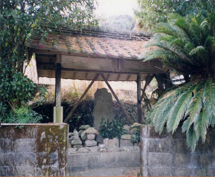 石塔移設前写真.png