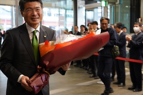 平田知事初登庁_R.JPG