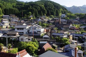 波佐見町の窯元の煙突の立つ風景