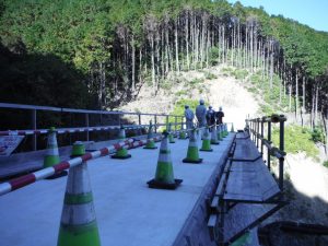 砂防ダム（えん堤）の上で見学