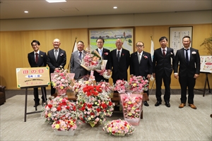 長崎花き振興協議会カーネーション部会の方や関係者との集合写真