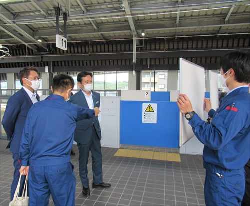 武雄温泉駅で説明を受ける様子