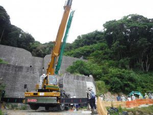 重機と砂防ダムの見学状況