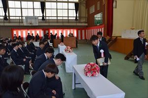 20240410 県立農業大学校入学式3_入学生にことばをかけられる浦副知事