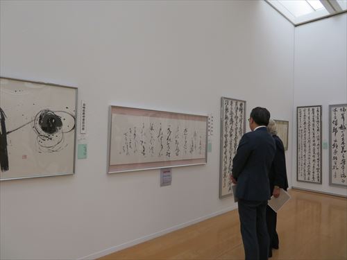 鑑賞中の知事_R