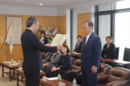退任委員への感謝状交付(國弘会長)_R