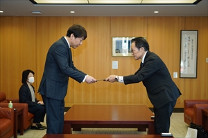 メッセージ手交_R