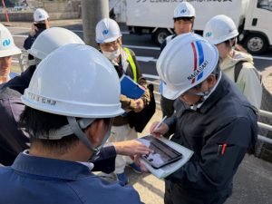 タブレットで被災状況や調査結果を説明