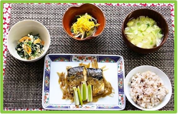 ①焼きさばと野菜の煮物