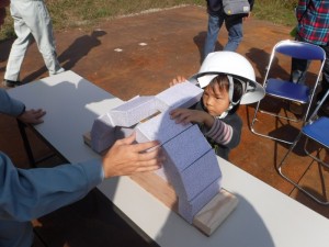 アーチ橋のしくみを模型で実験しています