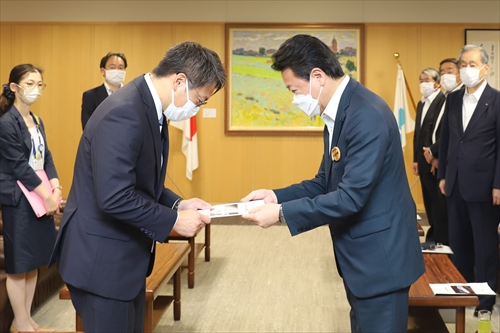 要望書を受け取る大石知事