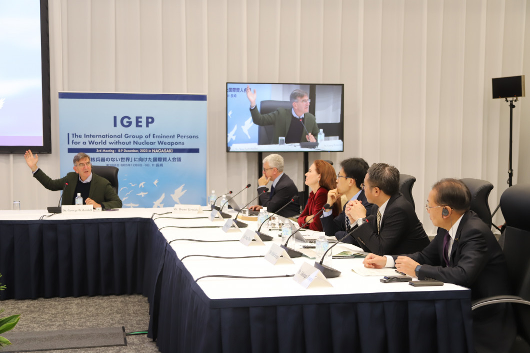 話に耳を傾ける知事