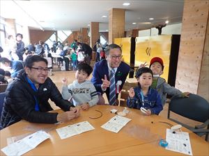 森林館内で遊ぶ子供と会話する知事_R