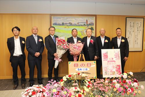 20240501_「母の日」カーネーション贈呈 (23)_R