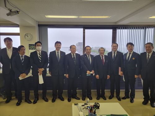 ２堤防管理事務所での記念撮影_R