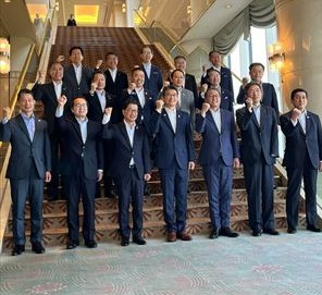 知事記念写真②_R