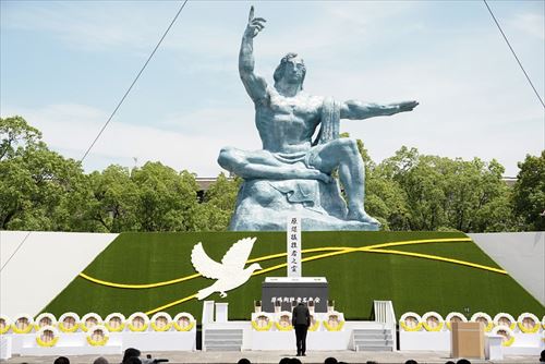 平和記念像前おじぎ_R