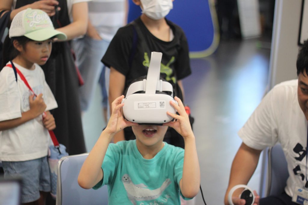 浸水体験をしているお子さん