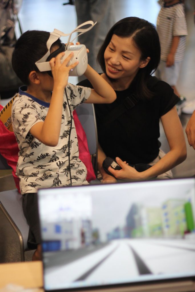 浸水体験している親子