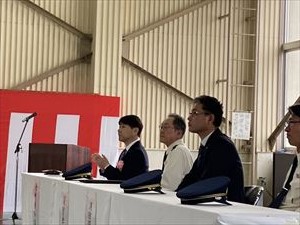 卒業生にお祝いの拍手を送る浦副知事 (1)_R