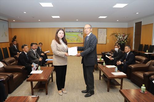 要望書受取の様子_R