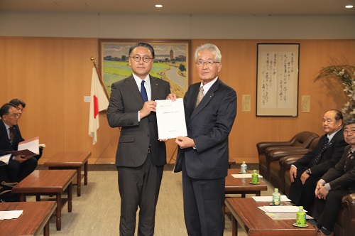 R-提言書を手渡す様子