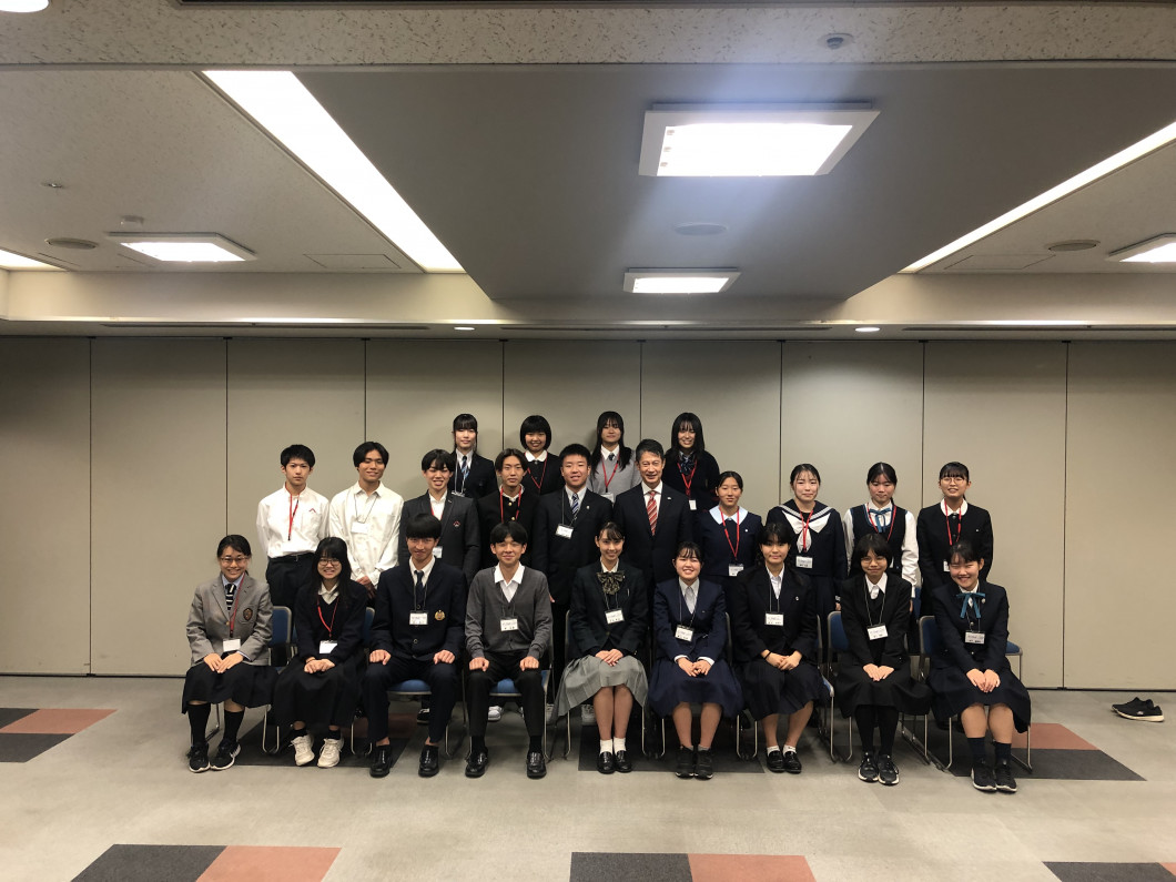 湯崎広島県知事と高校生の集合写真