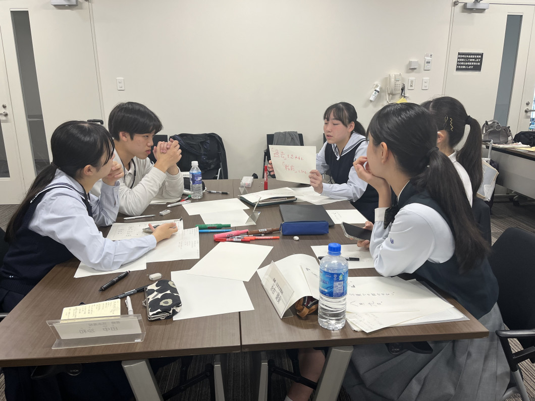 グループ内での意見交換の様子