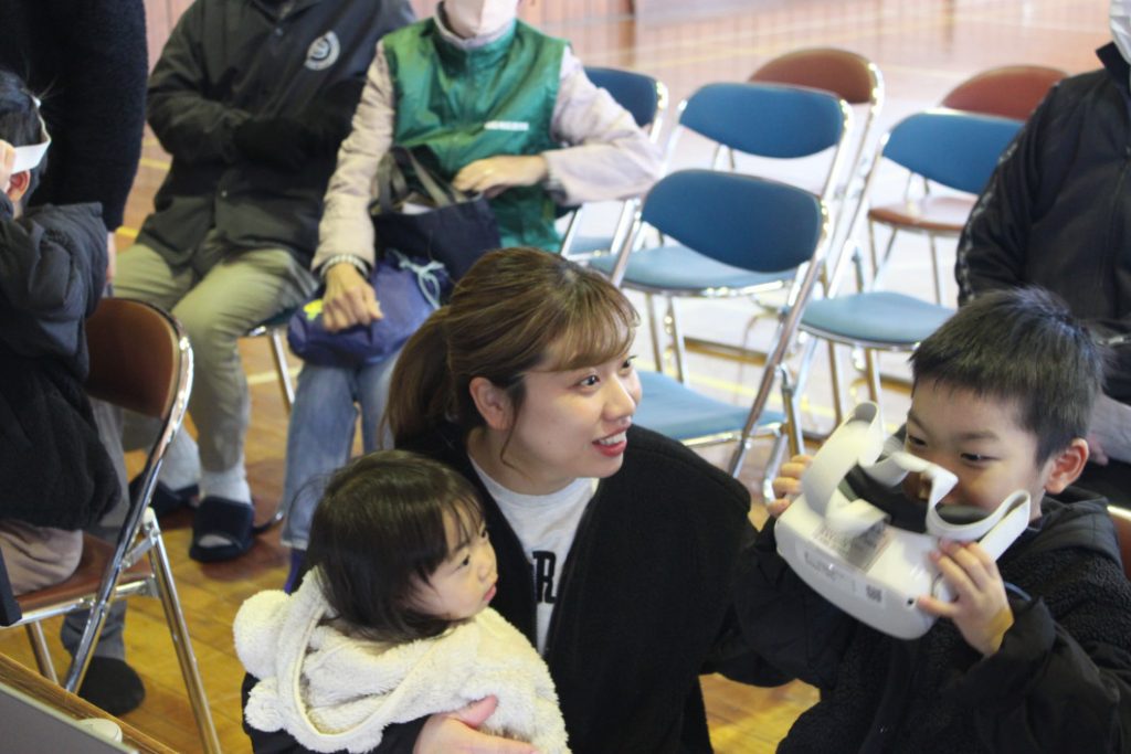 親子でVRゴーグルによる浸水体験をしている様子