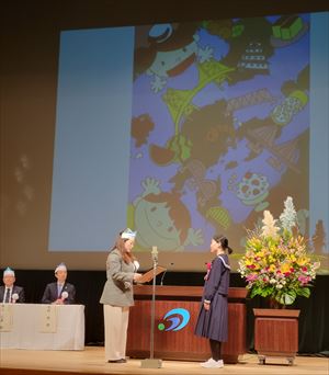 ②長崎県の受賞者への表彰状を渡す馬場副知事（中学生）_R