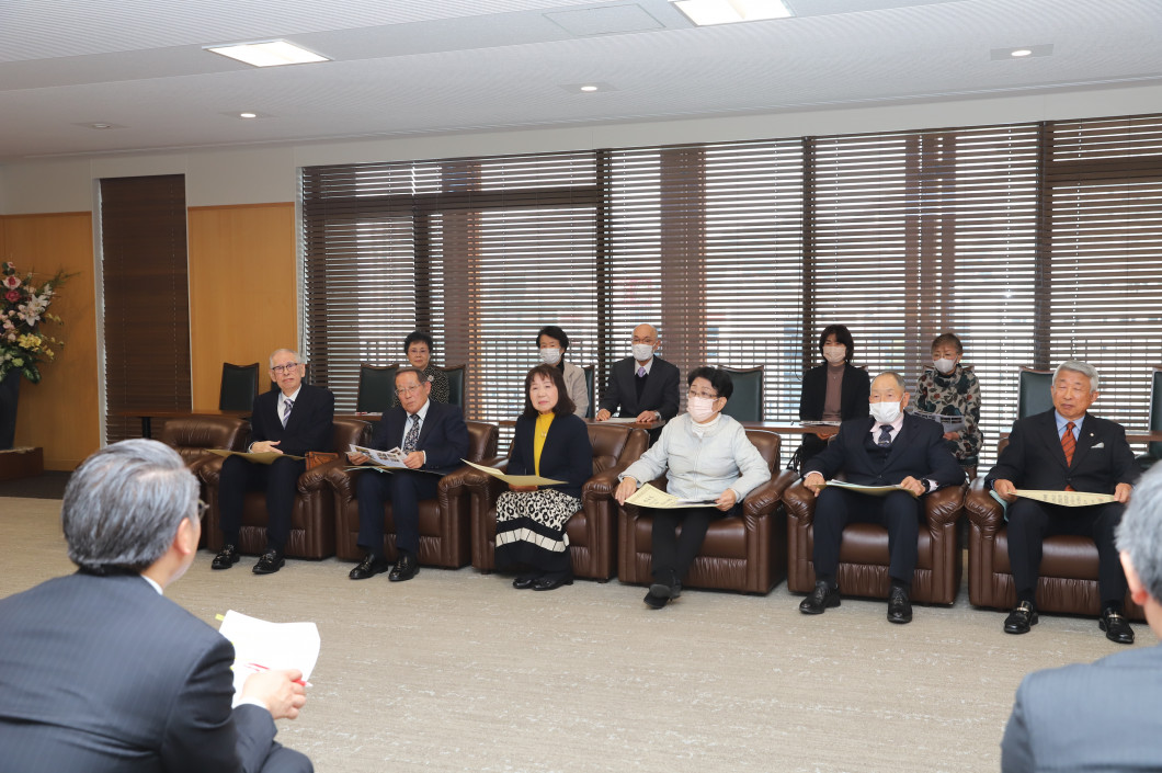 受賞団体の皆様と知事との意見交換の際の写真