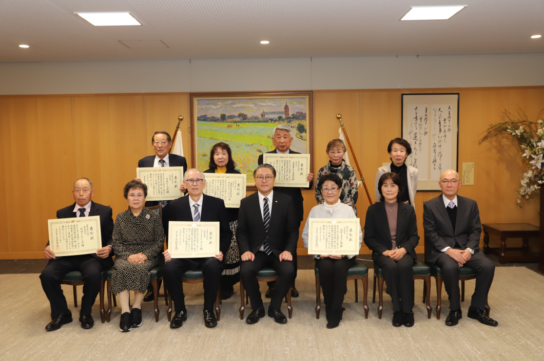 受賞団体の皆様と知事の集合写真