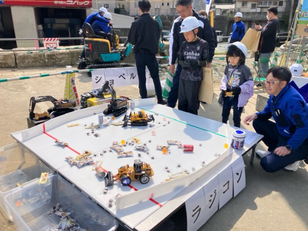 ラジコンでお菓子取り