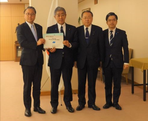 岩屋外務大臣_要望書手交_R