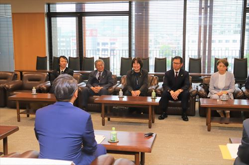 表敬訪問の様子_R