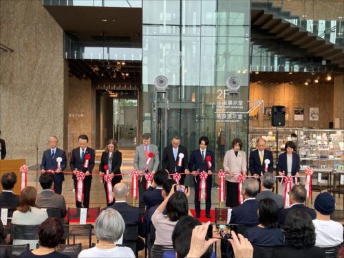 テープカットの様子