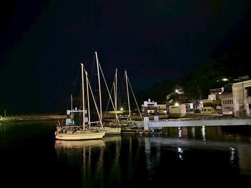 ヨットが並ぶ港の風景（夜）