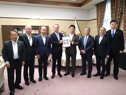 財務省　加藤財務大臣へ要望書を手交_R