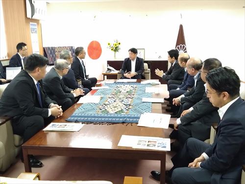 自由民主党　小野寺政務調査会長へ説明２_R