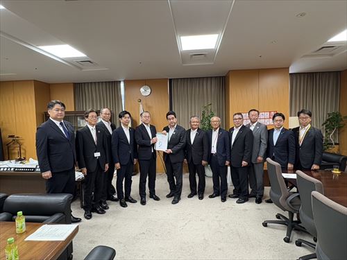 内閣府への要望書手交_R