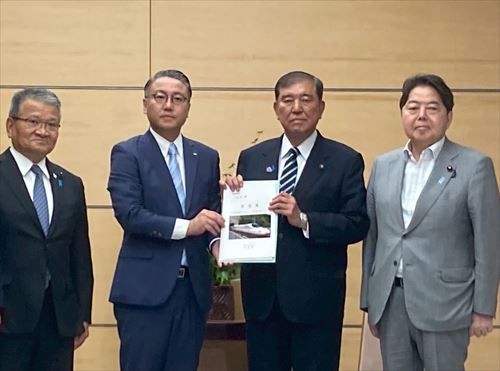 知事から総理へ 要望書渡し_R