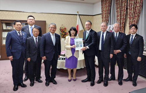 財務省片山大臣へ手交_R