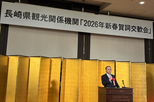 祝辞を述べる知事_R