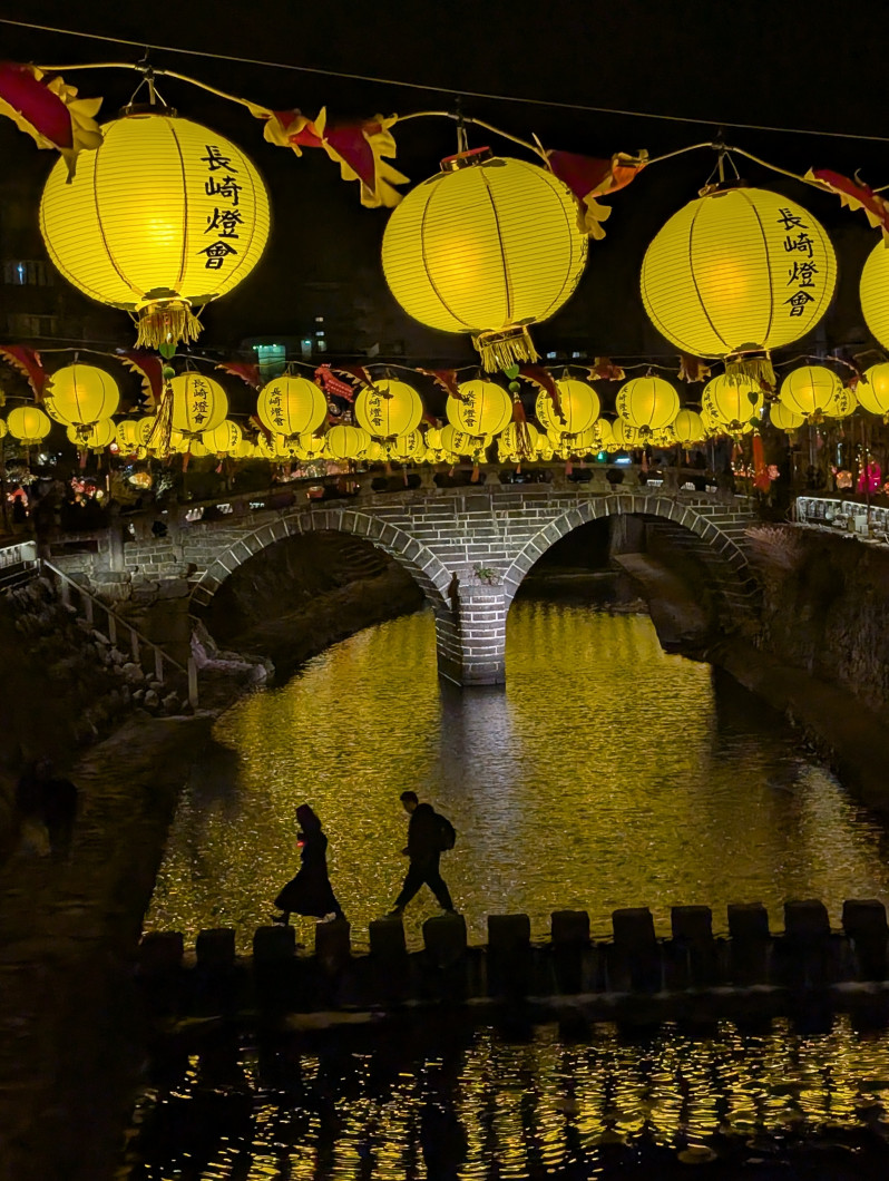 黄色ランタンと眼鏡橋